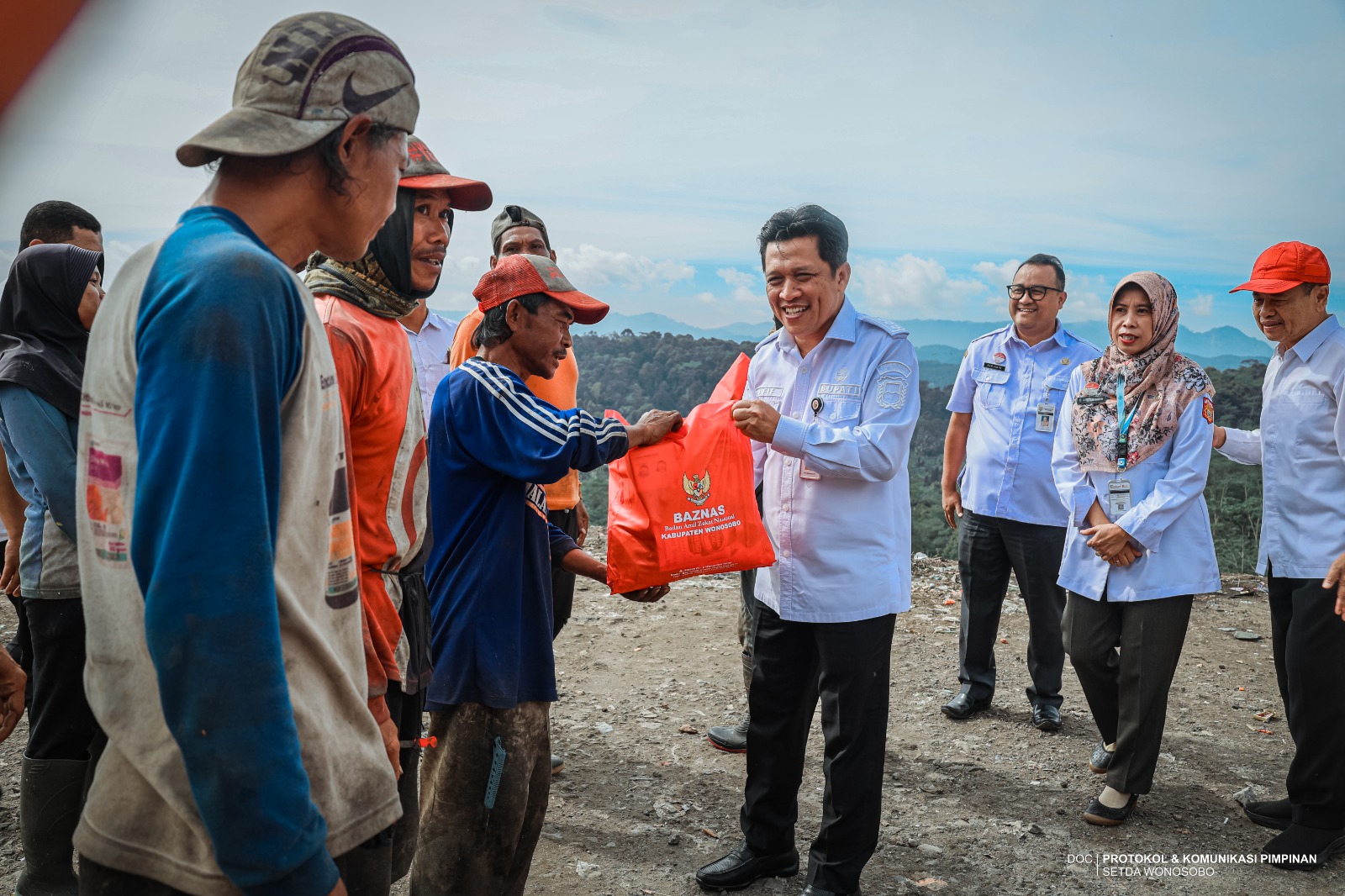 BAZNAS WONOSOBO SALURKAN ZAKAT KE PEMULUNG DI TPA WONOREJO