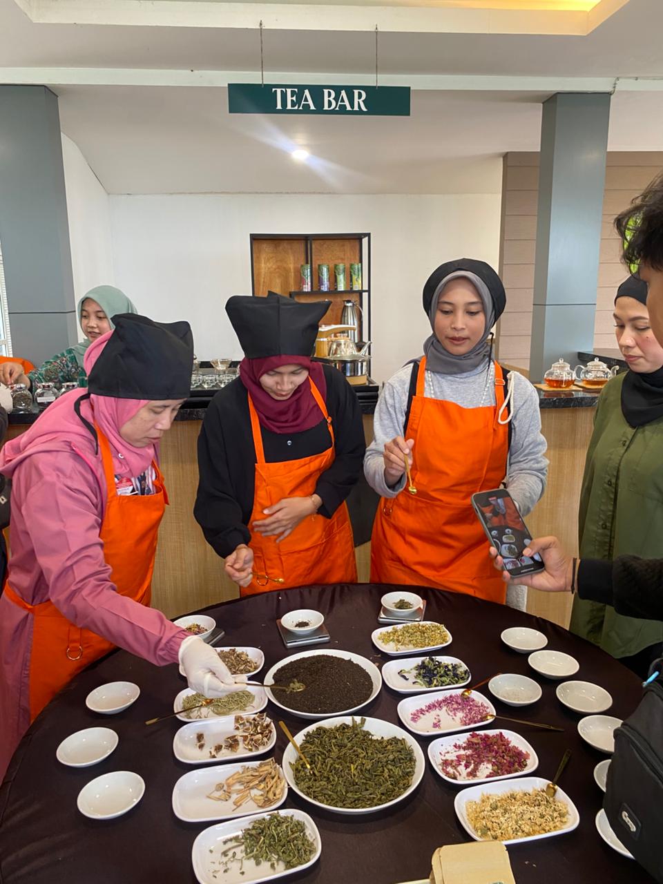 SERUNYA MERACIK TEH SENDIRI DI TAMBI TEA MUSEUM