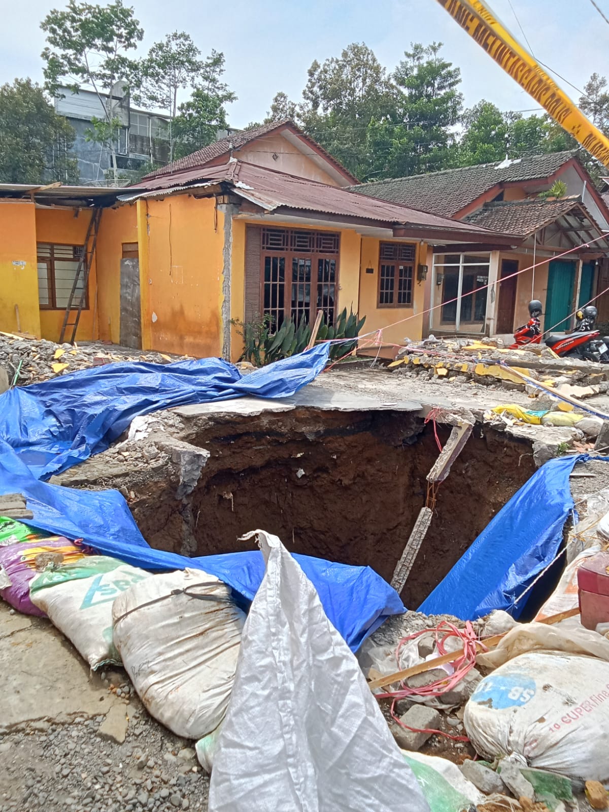 Tanah Ambles di Kasiran Terus Meluas, Satu Rumah Warga Dibongkar