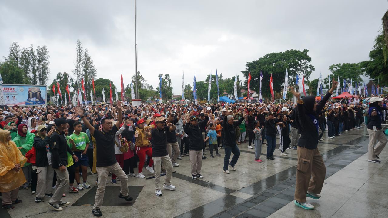 JALAN SEHAT HUT TIRTA AJI KE 50, TARIK ANTUSIAS RIBUAN WARGA