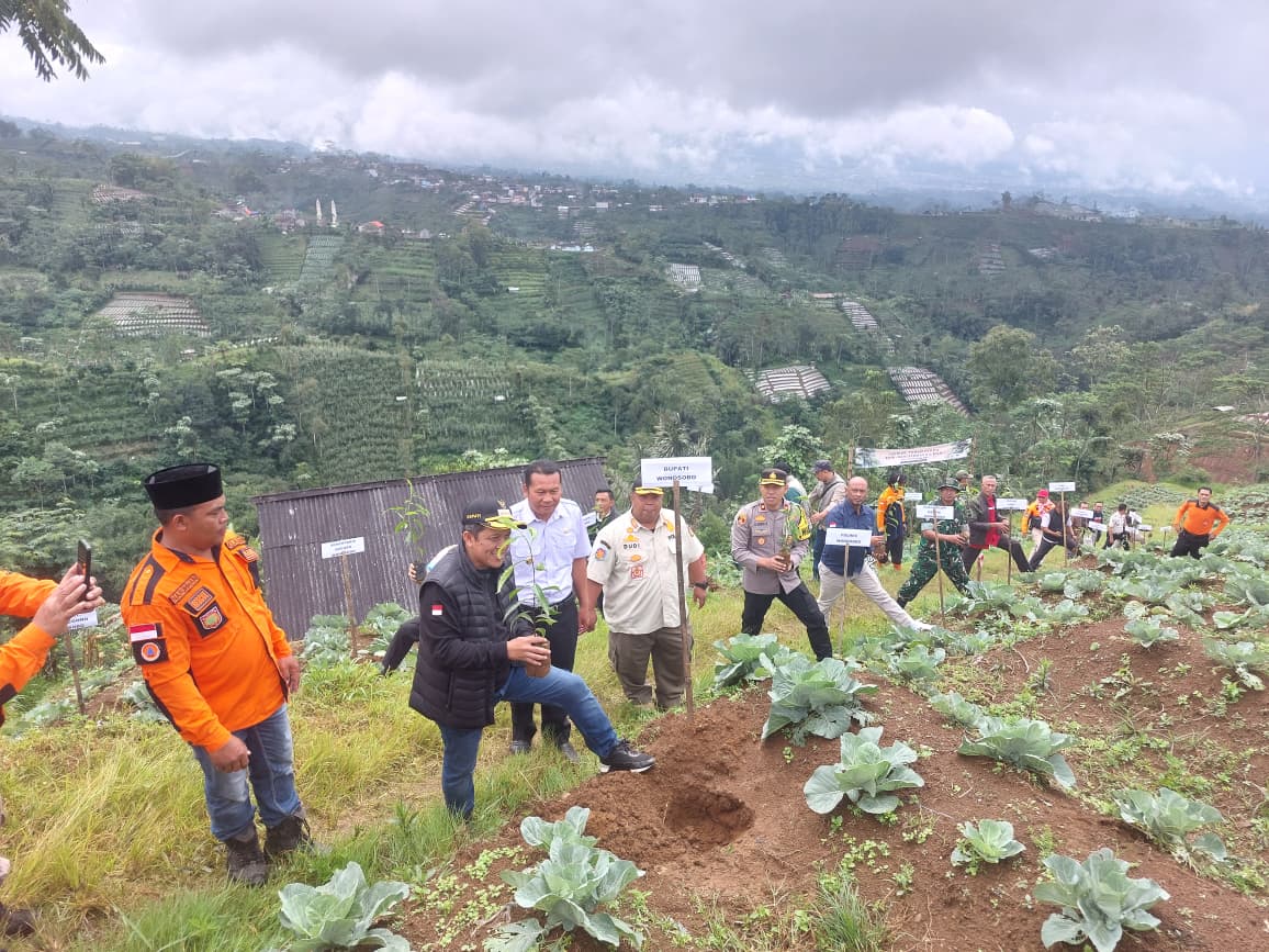 KJW TANAM SERIBU POHON, CEGAH LONGSOR DI KAWASAN JALIBI