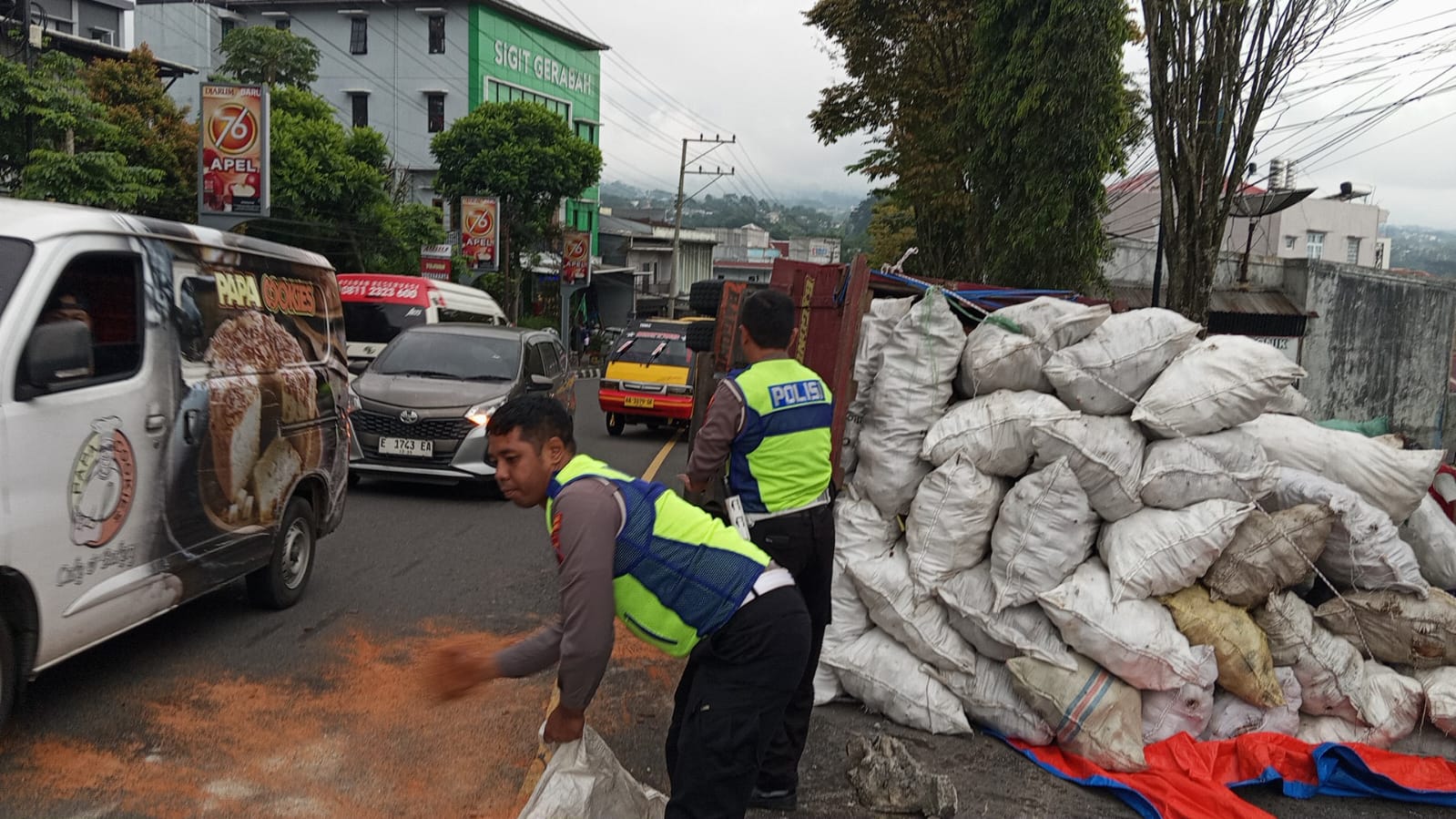 Truk Muatan Batok Kelapa Terguling di Jalan S. Parman Wonosobo