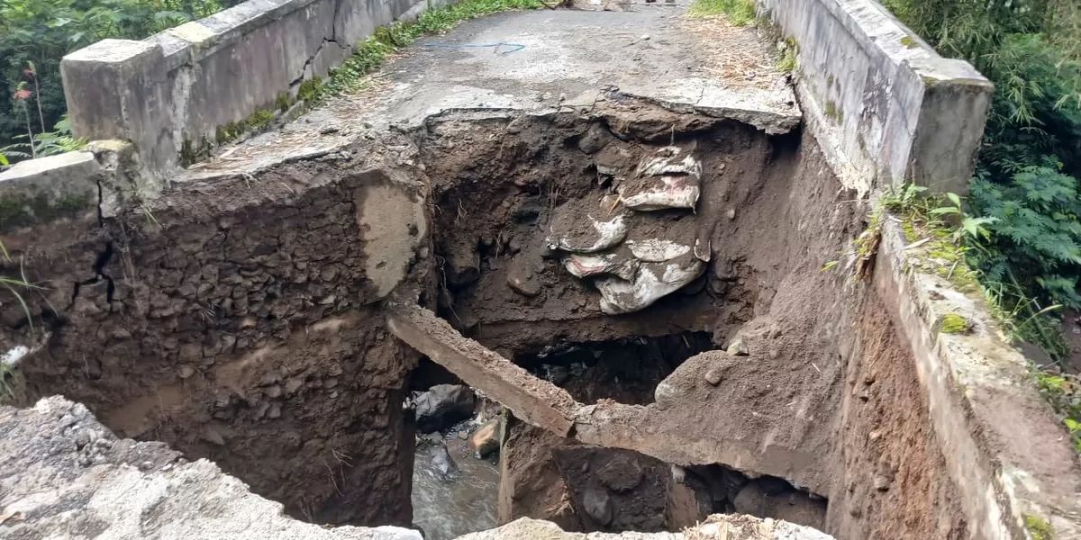 JEMBATAN DESA KALIKUNING AMBRUK, EMPAT WARGA TERLUKA