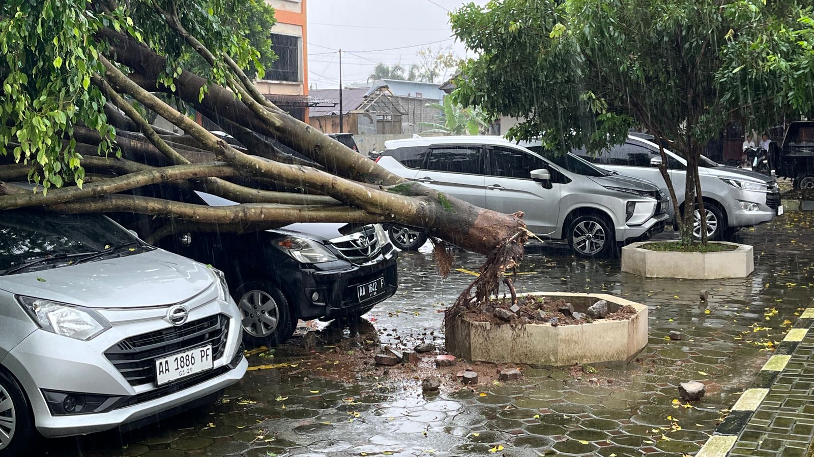 ANGIN KENCANG RUSAK FASILITAS KAMPUS UNSIQ