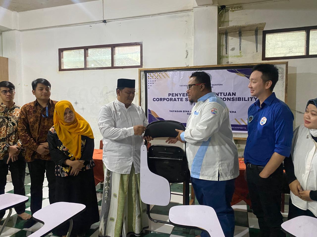Yayasan Bina Keluarga Sehat Sejahtera Serahkan 200 Kursi untuk Ponpes di Sapuran