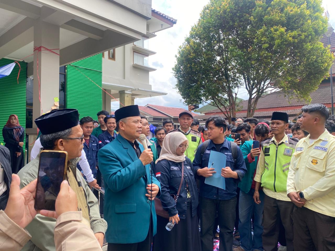Mahasiswa Unsiq Gelar Aksi Protes Kebijakan Cuti Mendadak