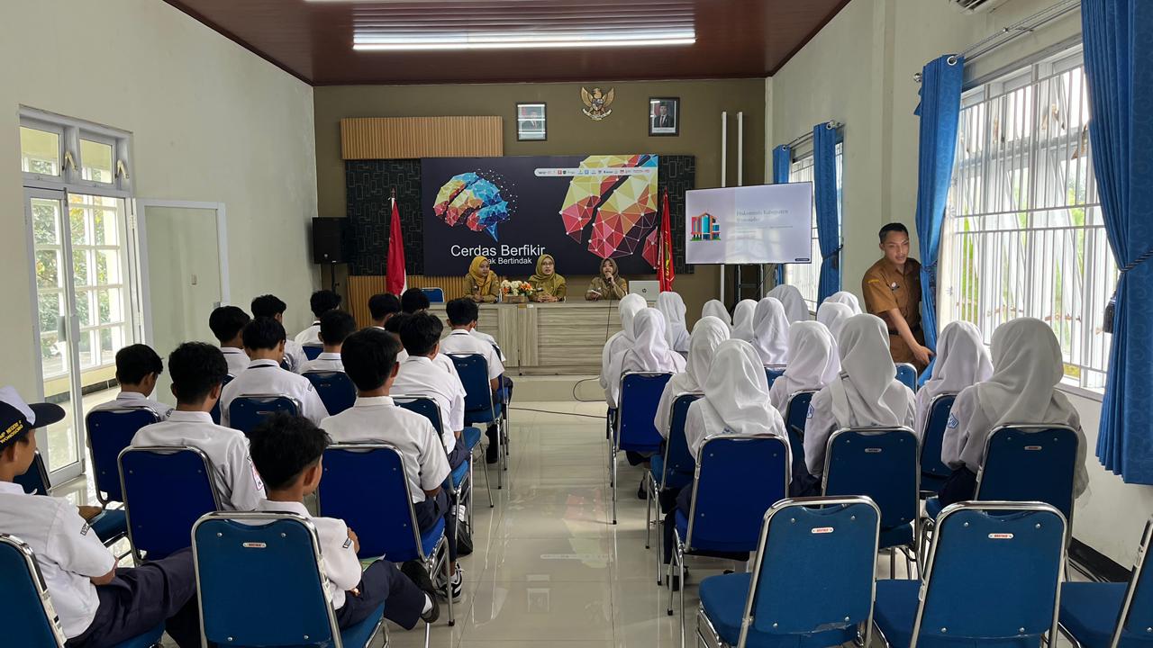 Siswa SMP Negeri 2 Wonosobo Belajar Literasi Digital di Diskominfo