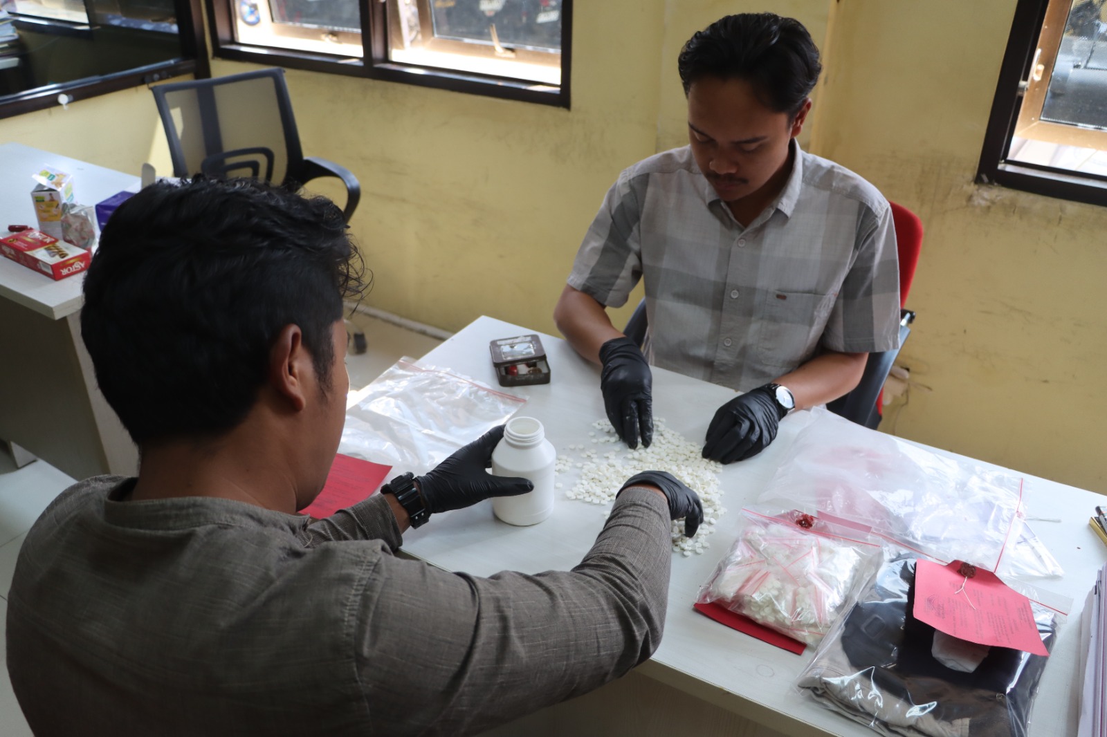 Peredaran Ribuan Pil Berbahaya Berhasil Digagalkan