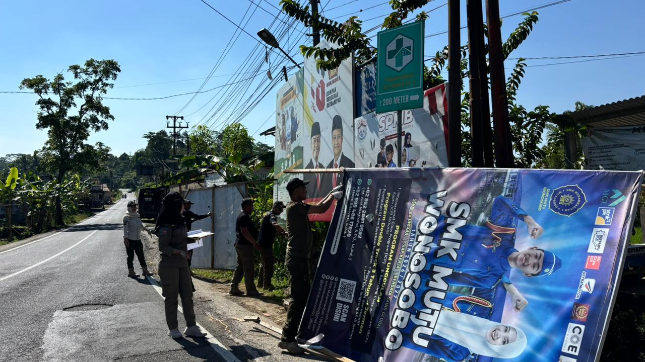 Satpol PP Wonosobo Tertibkan 67 Reklame Melanggar Aturan di Jalur Selomerto-Kertek