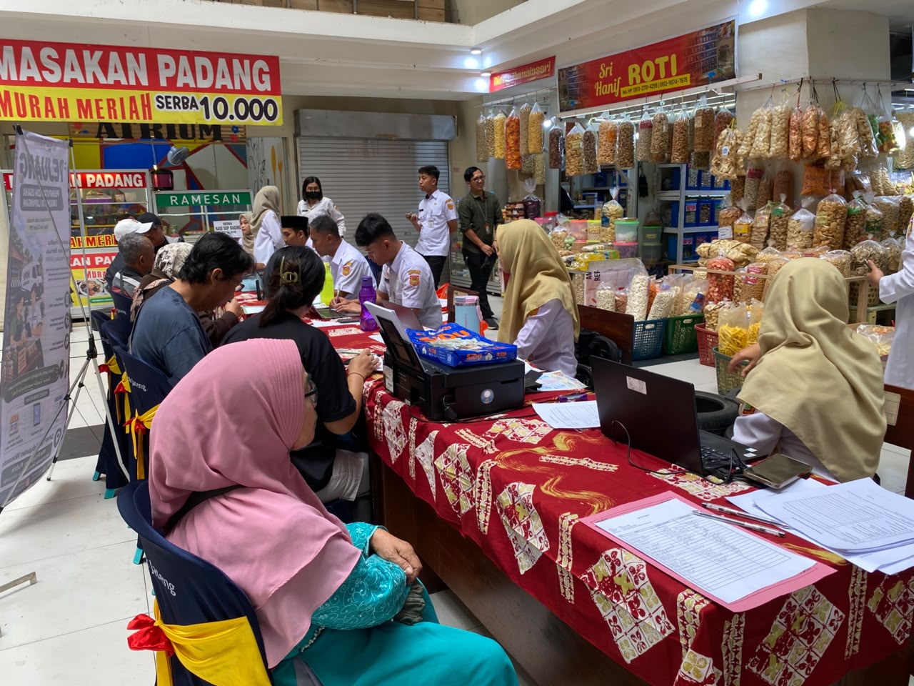 Pedagang Pasar Induk Antusias Sambut Gerdumas, Layanan Publik Hadir Langsung ke Lapak