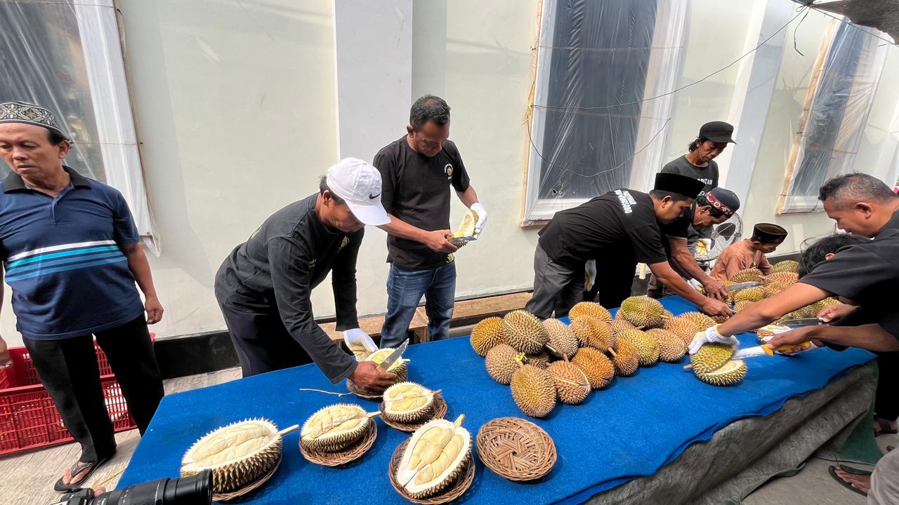 Makan Durian Sepuasnya Sekaligus Beramal di Desa Wilayu