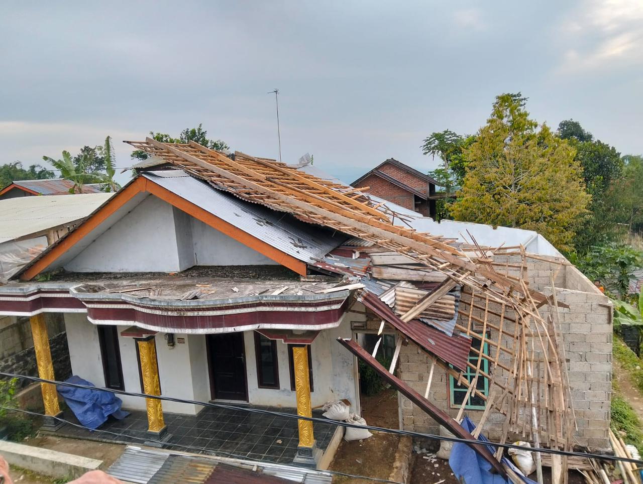 ANGIN PUTING BELIUNG SEBABKAN EMPAT RUMAH WARGA SAPURAN RUSAK
