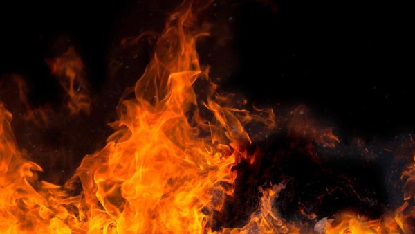 Kebakaran Hebat Hanguskan Satu Rumah dan Enam Rumah Lain Terdampak
