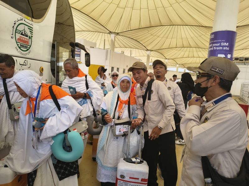 Mbah Painah Tiba di Jeddah Bersama Kloter 22