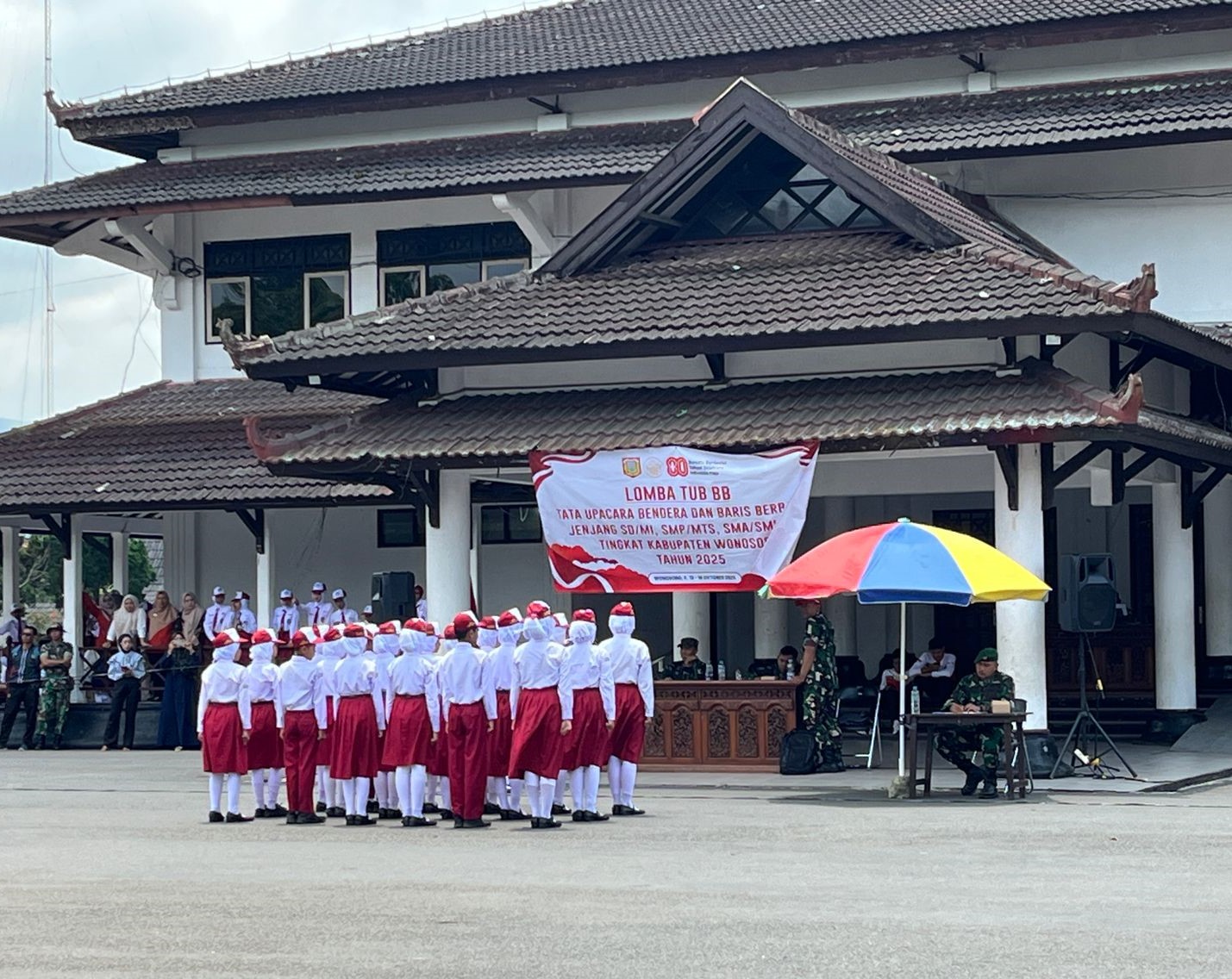 LOMBA BARIS BERBARIS WUJUDKAN DISIPLIN DAN CINTA TANAH AIR SISWA